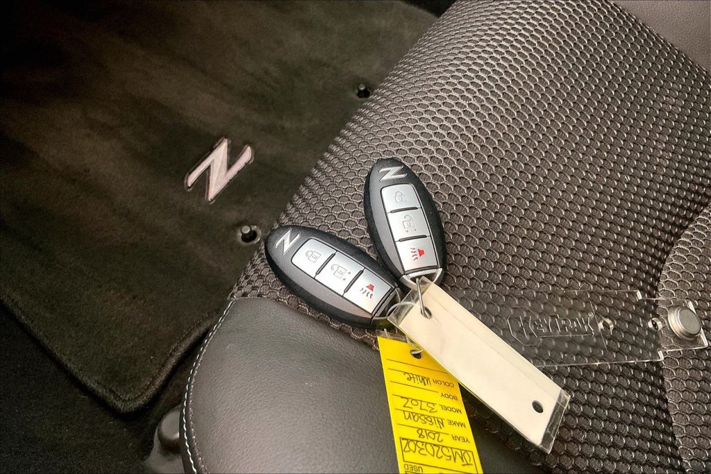 Used 2018 Nissan 370Z Touring RWD image 12