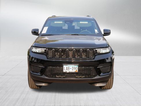 Used 2023 Jeep Grand Cherokee Altitude AWD/4WD image 2