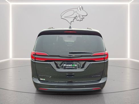 Used 2025 Chrysler Pacifica Limited FWD image 4
