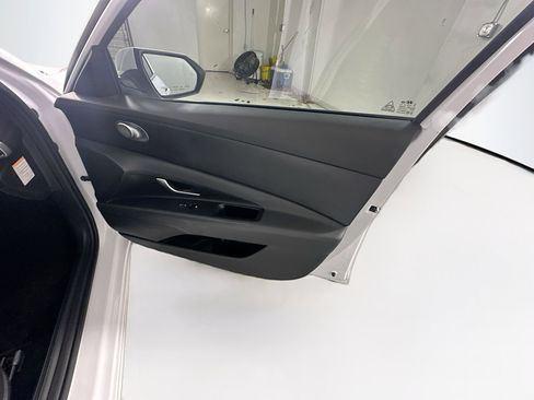 Used 2025 Hyundai Elantra Blue image 30