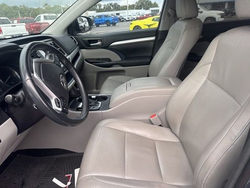 Used 2018 Toyota Highlander XLE image 10