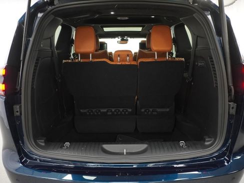 Used 2024 Chrysler Pacifica Pinnacle image 44