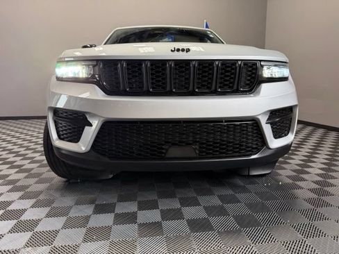 Used 2024 Jeep Grand Cherokee Altitude AWD/4WD image 3