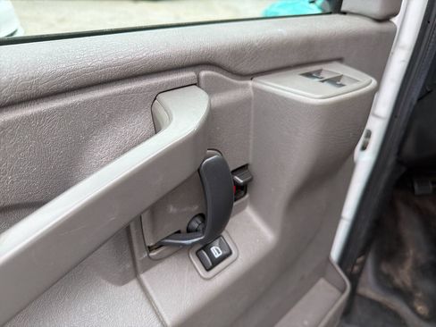 Used 2017 Chevrolet Express 3500 RWD image 6
