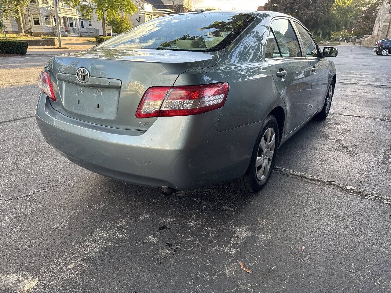 Used 2010 Toyota Camry LE FWD image 5