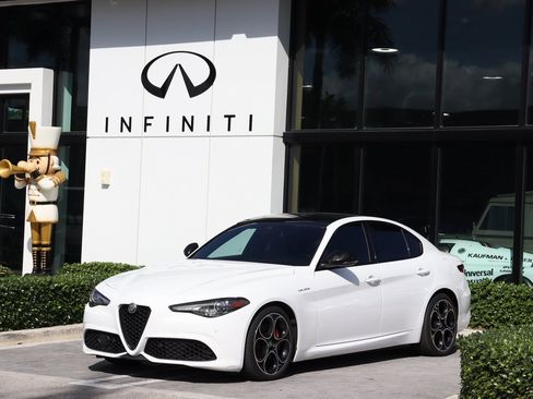 Used 2022 Alfa Romeo Giulia Veloce image 1