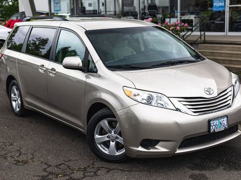 Used 2017 Toyota Sienna LE FWD image 2
