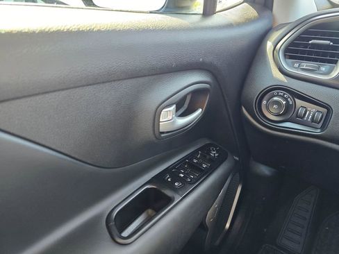 Used 2023 Jeep Renegade Latitude w/ Sun/Sound Group AWD/4WD image 30