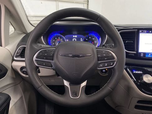 Used 2024 Chrysler Pacifica Touring-L image 19