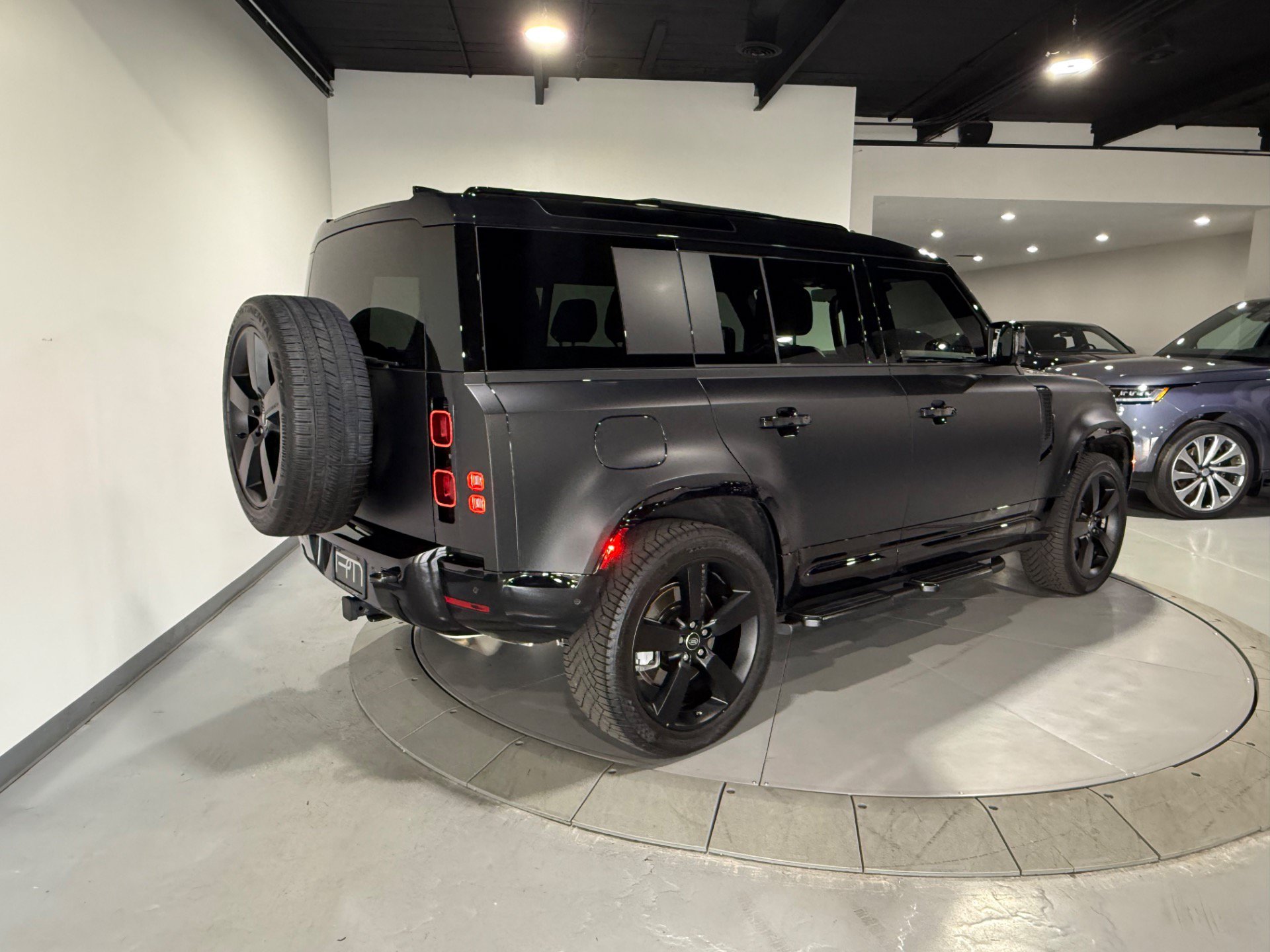 Used 2025 Land Rover Defender 110 X-Dynamic SE AWD/4WD image 11