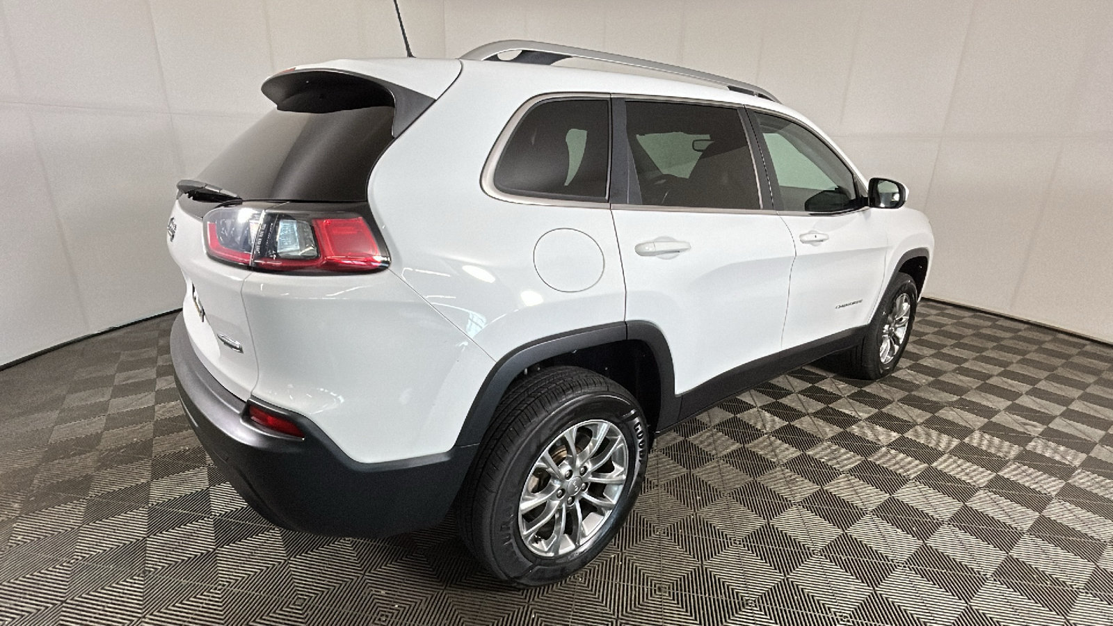 Used 2019 Jeep Cherokee Latitude Plus w/ Comfort/Convenience Group AWD/4WD image 3