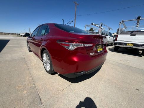Used 2018 Toyota Camry XLE FWD image 6