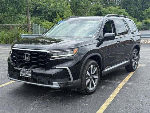 Used 2025 Honda Pilot Touring image 9