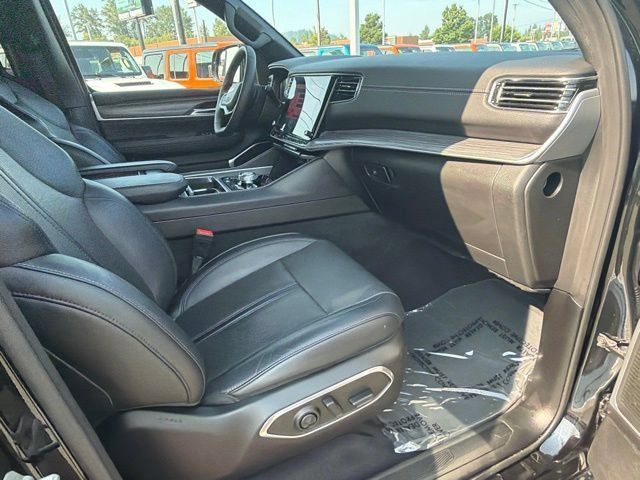 Used 2024 Jeep Wagoneer L Series III w/ Flexible Seating Group AWD/4WD image 9