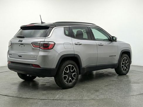 Used 2025 Jeep Compass Trailhawk image 9
