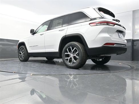 New 2025 Jeep Grand Cherokee Limited w/ Luxury Tech Group II image 21