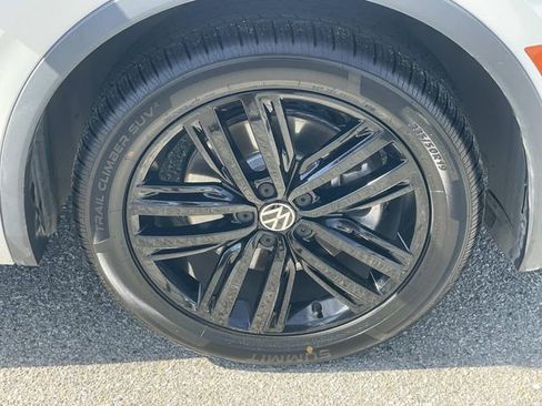 Used 2022 Volkswagen Tiguan SE R-Line image 30