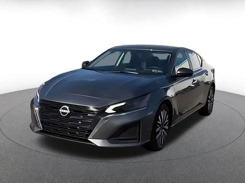 Used 2025 Nissan Altima 2.5 SV FWD image 7