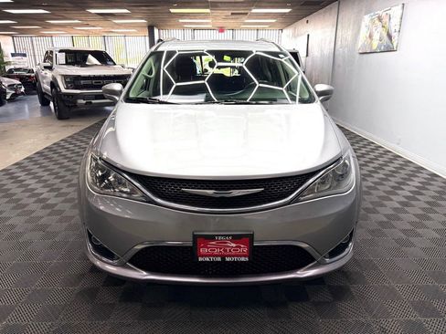 Used 2017 Chrysler Pacifica Touring-L w/ Tire & Wheel Group FWD image 6