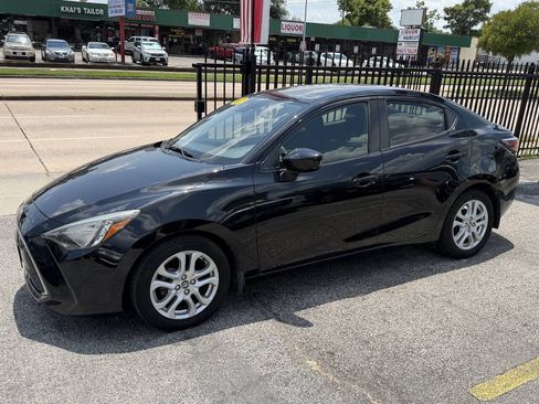 Used 2017 Toyota Yaris iA FWD image 3