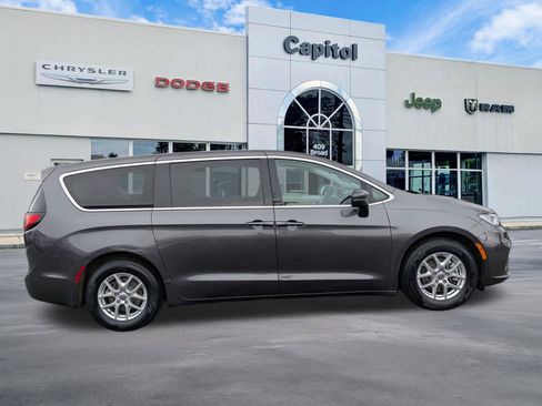 Used 2023 Chrysler Pacifica Touring-L FWD image 2