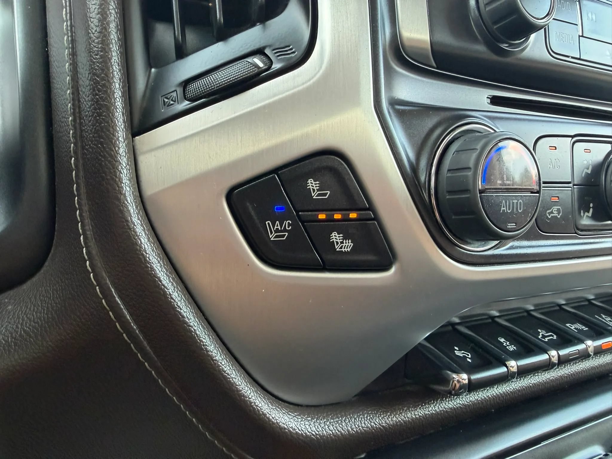 Used 2015 GMC Sierra 2500 SLT w/ Duramax Plus Package AWD/4WD image 17