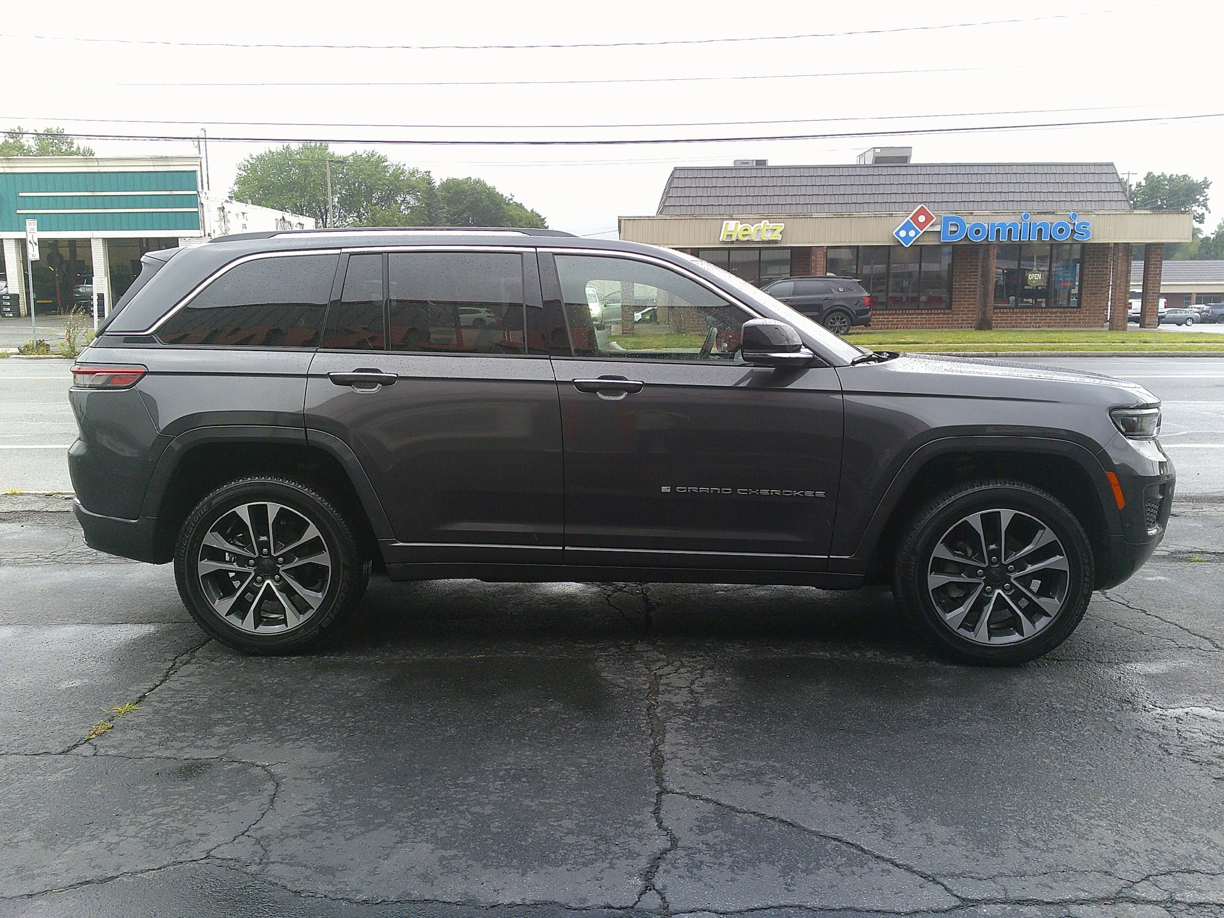 Used 2022 Jeep Grand Cherokee Overland w/ Luxury Tech Group IV AWD/4WD image 6