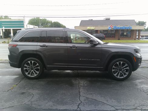 Used 2022 Jeep Grand Cherokee Overland w/ Luxury Tech Group IV AWD/4WD image 6