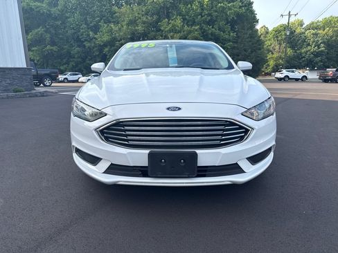 Used 2017 Ford Fusion SE w/ Fusion SE Technology Package FWD image 3