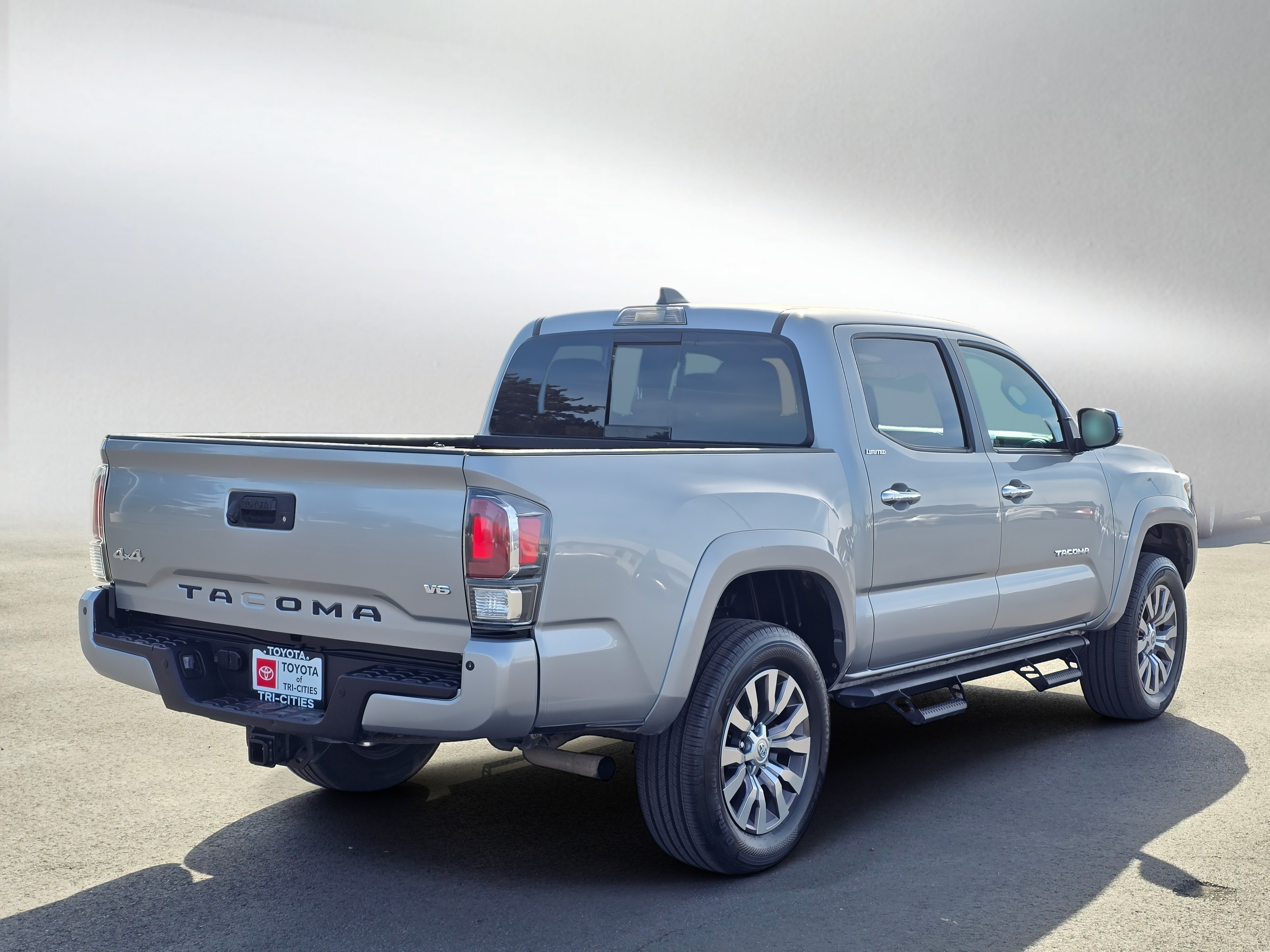 Used 2020 Toyota Tacoma Limited AWD/4WD image 5