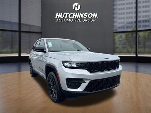 Used 2024 Jeep Grand Cherokee Altitude image 1