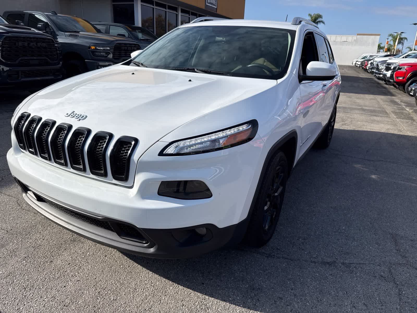 Used 2018 Jeep Cherokee Latitude FWD image 1