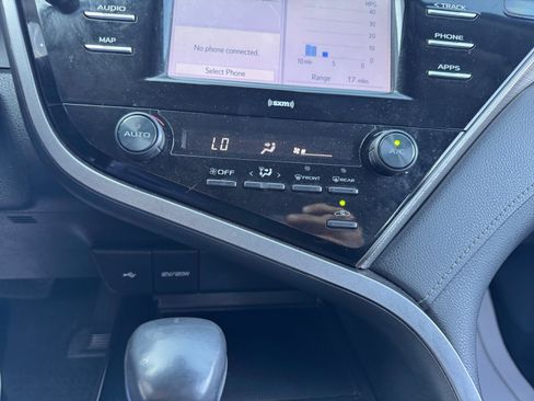 Used 2020 Toyota Camry SE FWD image 11