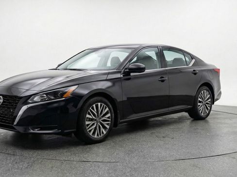 Used 2025 Nissan Altima 2.5 SV FWD image 3