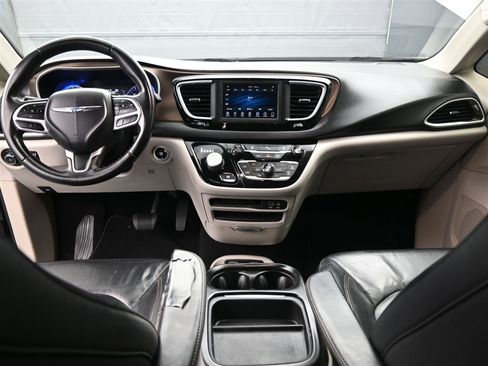 Used 2018 Chrysler Pacifica Touring-L image 13