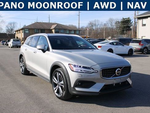 Used 2025 Volvo V60 B5 Cross Country Plus image 2