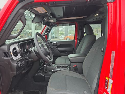Used 2025 Jeep Wrangler Unlimited Sport AWD/4WD image 12