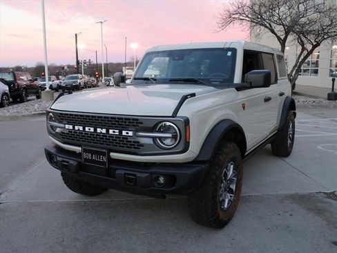 Used 2025 Ford Bronco Badlands image 2