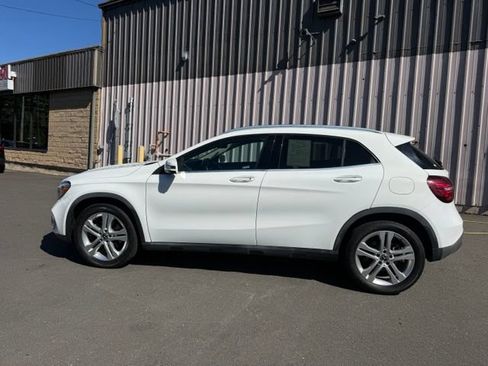 Used 2020 Mercedes-Benz GLA 250 4MATIC w/ Premium Package image 10