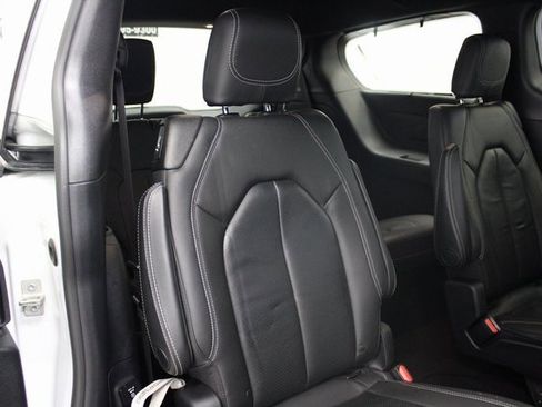 Used 2020 Chrysler Pacifica Touring-L Plus w/ S Appearance Package image 25