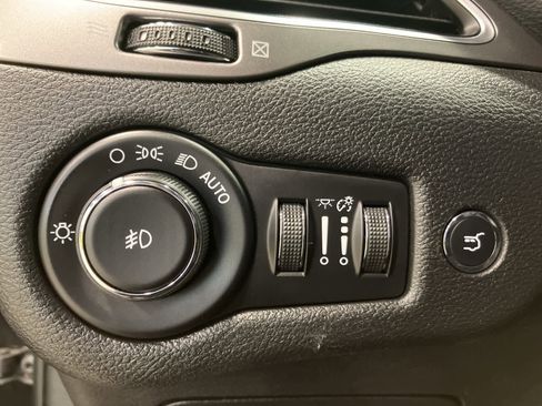 Used 2019 Jeep Cherokee Latitude Plus w/ Comfort/Convenience Group image 15