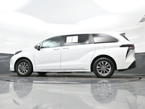 Used 2024 Toyota Sienna LE image 30