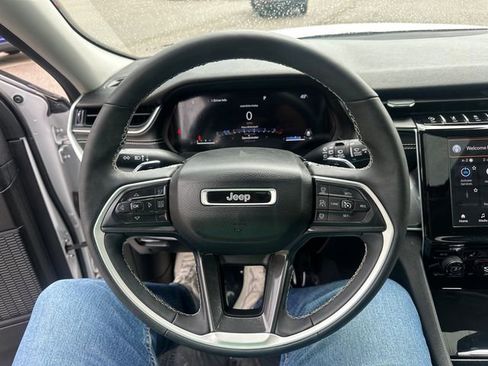 Used 2023 Jeep Grand Cherokee Laredo w/ Luxury Tech Group I AWD/4WD image 39