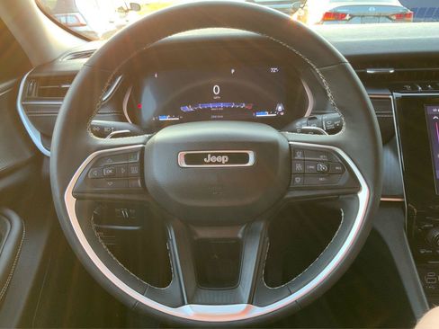 Used 2023 Jeep Grand Cherokee Laredo w/ Luxury Tech Group I AWD/4WD image 16