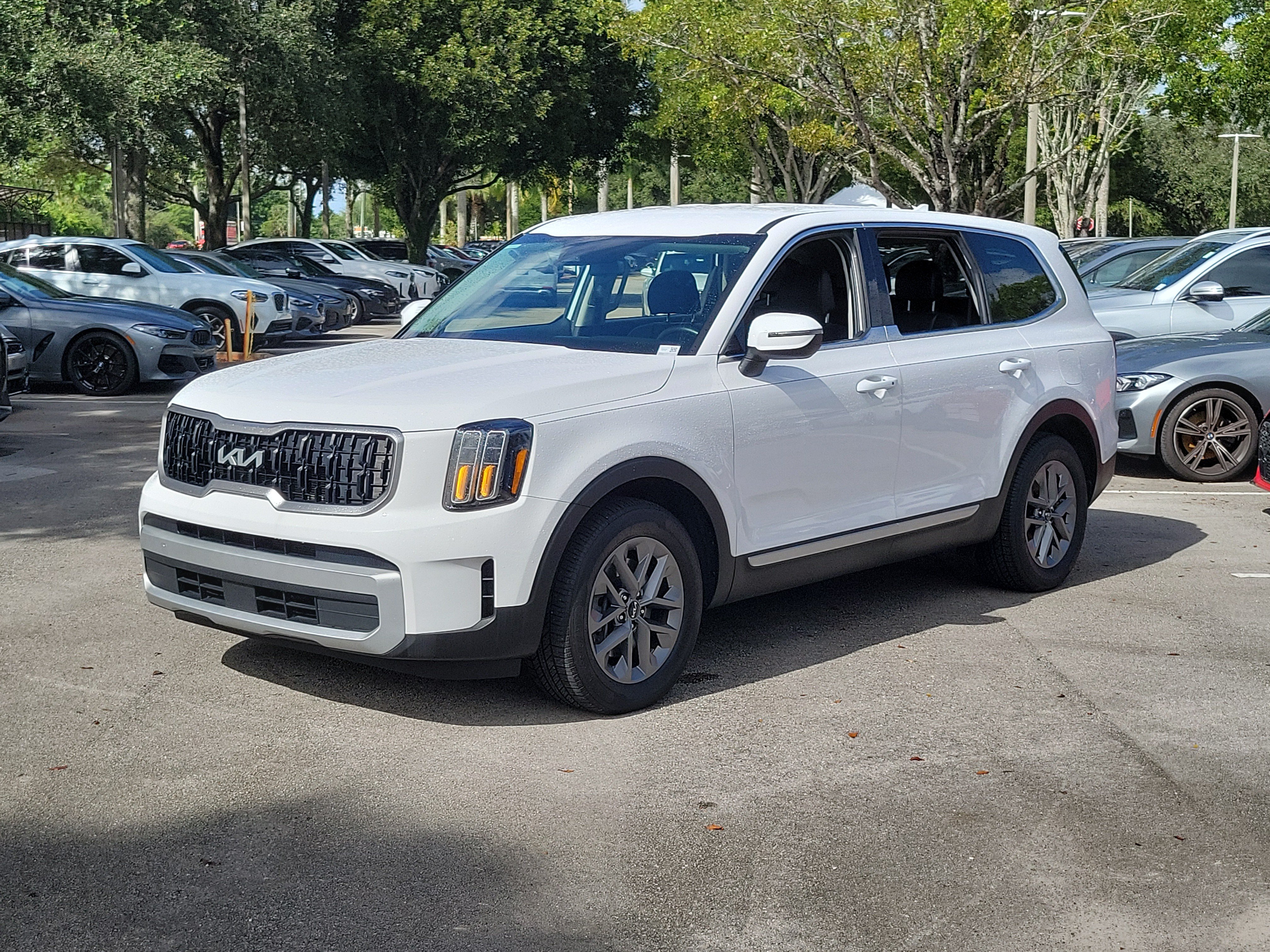 Used 2024 Kia Telluride LX FWD image 4