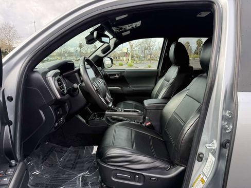 Used 2022 Toyota Tacoma TRD Off-Road AWD/4WD image 13