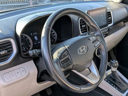 Used 2022 Hyundai Venue SEL image 16