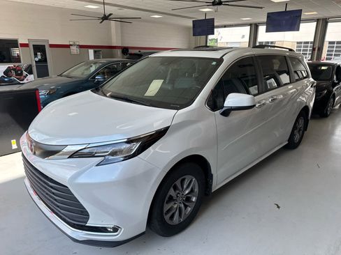 Used 2022 Toyota Sienna XLE image 2