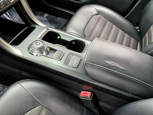 Used 2017 Ford Fusion SE w/ Equipment Group 201A FWD image 19