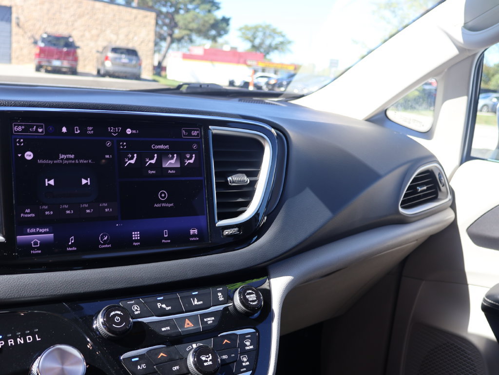 Used 2023 Chrysler Pacifica Touring-L FWD image 31
